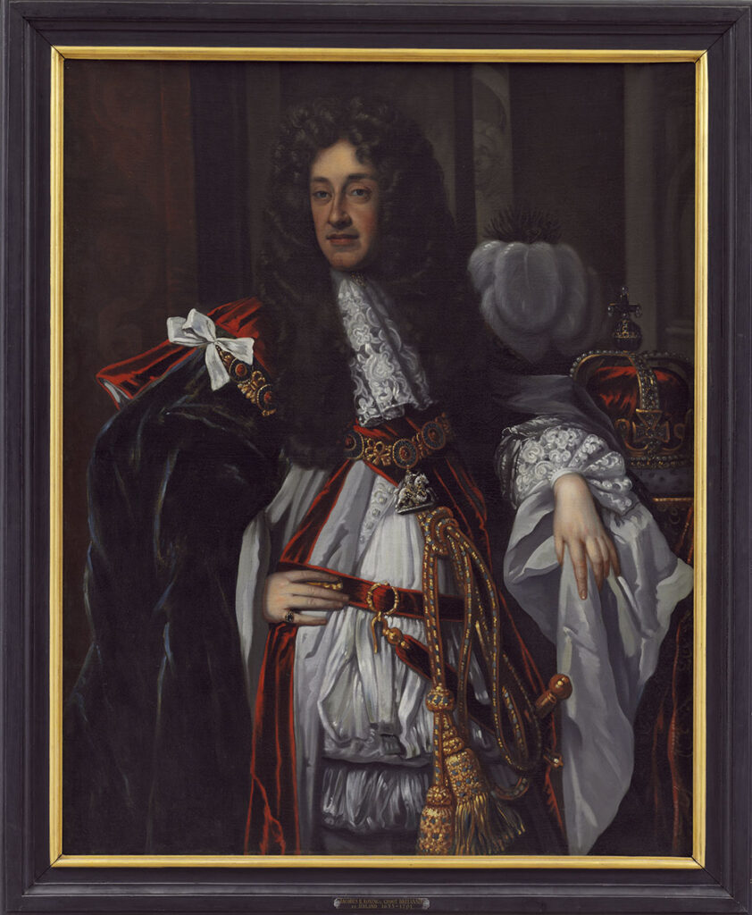 Een driekwart lengte portret van Jacobus II, koning van Engeland, in een eenvoudige, zwarte houten lijst met een goudkleurige binnenrand. Jacobus staat naar rechts gekeerd voor een donkere achtergrond houdt met pilaren. Hij heeft lang donker, krullend haar met een pony (waarschijnlijk een allongepruik). Zijn afhangende linker hand rust op een verhoging, zijn rechter hand, met pinkring, houdt hij op zijn heup. Hij draagt een donkerblauwe fluwelen mantel met een witte binnenzijde en een kanten jabot. Daaronder een licht lang gewaad met wijde mouwen, afgezet met kant. Ook is een goudkleurig en blauwe koord en het handvat van een zwaard zichtbaar. Links naast hem staat het hoofddeksel van struisvogelveren en een kroon. Jacobus draagt een keten van de Orde van de Kousenband. Kleding en hoofddeksel maken ook deel uit van de Orde.
