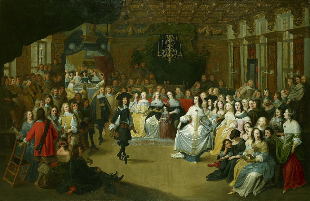 In een ruimte zitten allemaal chique geklede mensen in een zaal. In het midden is een open ruimte, daar staan een heer in het zwart met lange donkere krullen en een dame in een witte jurk tegenover elkaar. De dame tilt de rok van haar jurk met beide handen op.