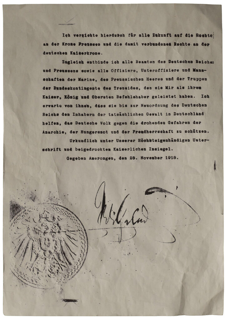 Kopie van officiële abdicatie. De tekst is getypt op een typmachine, links onder een officieel zegel van een Adelaar, daarnaast de handtekening van Wilhelm.