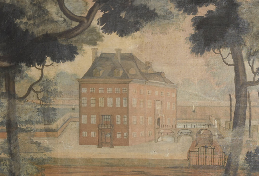 Kasteel Amerongen met dubbele brug en gracht. In de gracht zwemmen zwanen, op de achtergrond twee standbeelden.