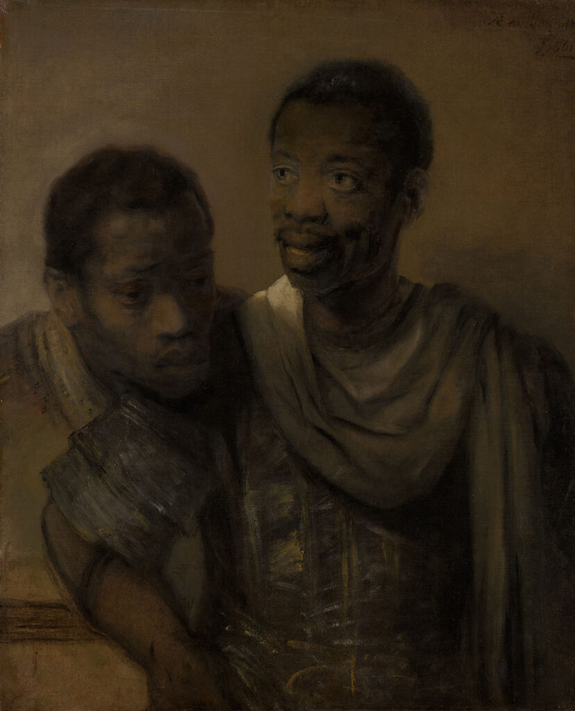 Twee Afrikaanse mannen. De rechter staat rechtop, kijkt naar links en heeft zijn mond half open. Om zijn hals heeft hij een loshangende sjaal. Over zijn rechter schouder hangt de tweede man met zijn hoofd. Hij kijkt recht vooruit.