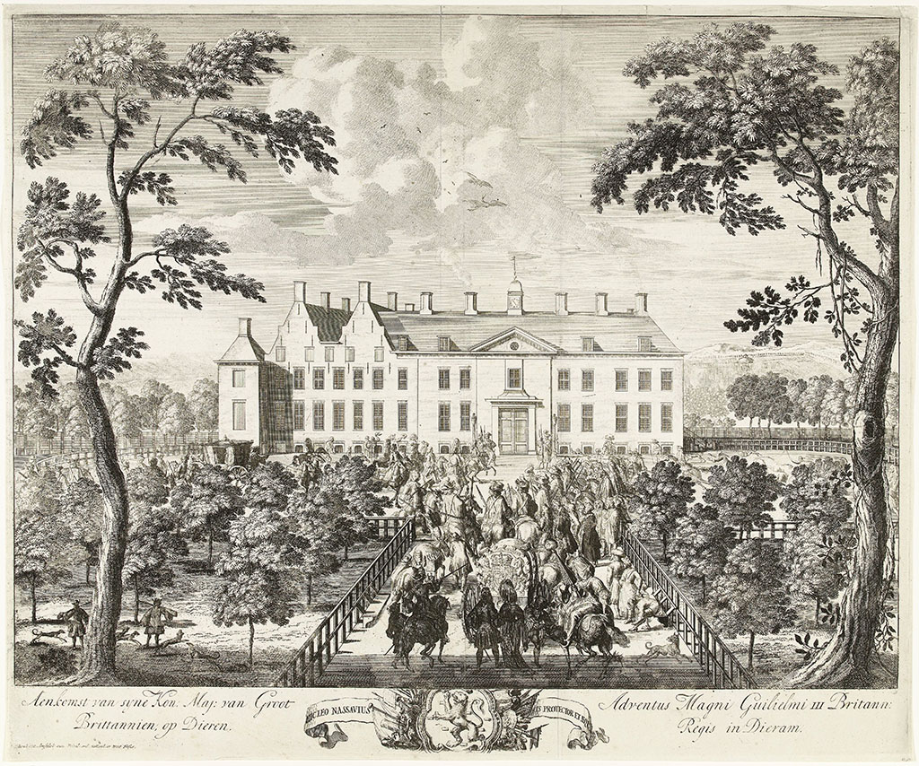 Voor een eenvoudig maar elegant landhuis is het een drukte van belang met koetsen, ruiters honden en mensen te voet.