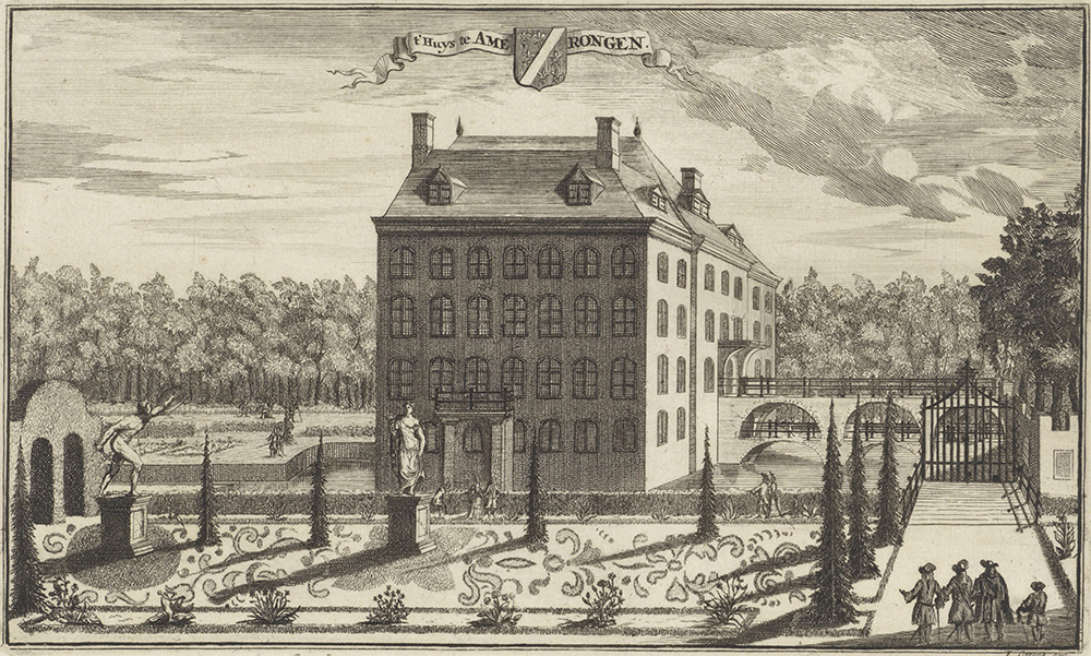 Gravure van kasteel Amerongen met rechts de dubbele brug en de kade die onder de brug doorloopt. Op de voorgrond is een formele tuin getekend met twee standbeelden, als cypressen gesnoeide boompjes (taxussen?), broderieen en een bloemenperk. Om de gracht zit een heggetje. Op het pad tussen de tuin en de heg lopen mensen en kinderen. Ook op het pad naar de kade staan mensen. Het hek naar de kade zit dicht.