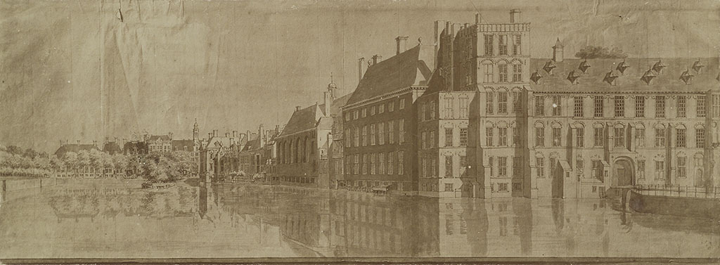 Een grote vijver in een L-vorm met aan de rechterkant allerhande gebouwen. Links een klein stukje oever met bomen, aan het eind ook bomen met daarachter gebouwen. De gebouwen zijn divers van architectuur, staan dicht op elkaar en staan direcht in het water. Op de hoek een soort grote, rechte toren en rechts daarvan weer een gebouw met een poort erin en een brug over de vijver die ernaartoe leidt.