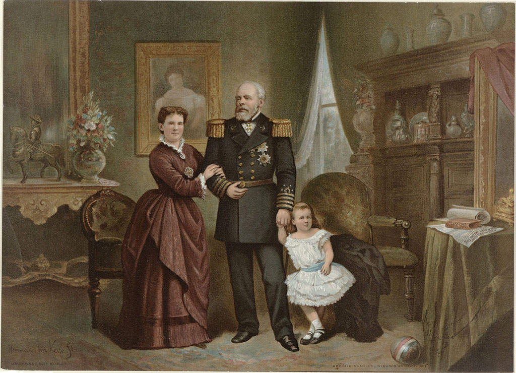 In een rijk ingericht vertrek staan Willem III en Emma naast elkaar. Emma draagt een bruine jurk met een stevige keu, ze heeft Willem III bij de arm vast met twee handen. Willem III draagt een militair aandoent uniform met epauletten en medailles. Aan zijn linkerhand heeft hij prinses Juliana in een wit jurkje met een blauwe band om haar middel. Op tafel liggen papieren en een boek, op de grond een bal met een rood-wit-blauwe streep.