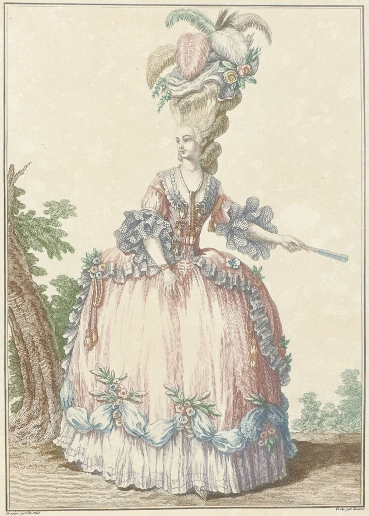 Vrouw in een circassienne van 'gaze d'italie puce' met een rok van dezelfde stof. Hierover een tweede roze rok, gegarneerd met gebrocheerd gaas met een blauw lint waaraan bloemen. 'Bouilloné' aan de onderkant. Mouwen (engageantes) van filet. Hoog kapsel met een 'chapeau en Coquille' versierd met bloemen en veren.
