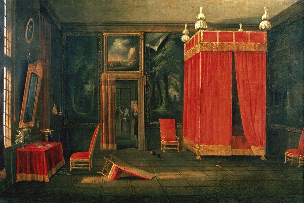Slaapkamer met groen boslandschap op de muur boven een lage lambrisering. Links in de muur een raam met daarnaast een tafel met een rood tafelkleed. Op tafel liggen wat accessoires, boven de tafel hangt een spiegel. In het midden van de wand een deur en daarnaast een rood hemelbed. Rechts staan ook n og een paar stoelen tegen de muur, één stoel ligt op de grond. Een hondje gaat ervandoor met een slipper. Een heer kijkt voorzichtig om het hoekje van de deur, verderop in de gang gaat de meid onverstoorbaar door met haar werk.