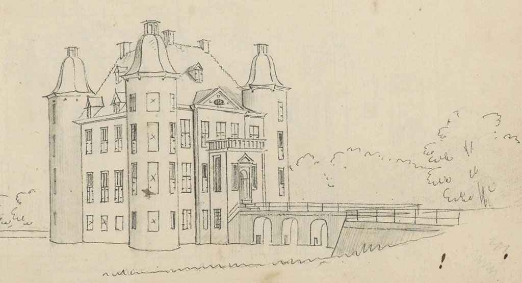 Een elegant vierkant kasteel met vier ronde torens met een dak en een hoge pyramidedak in het midden. Het. kasteel staat in de gracht. De hoofdingang komt wat naar en komt uit op de brug over de gracht.