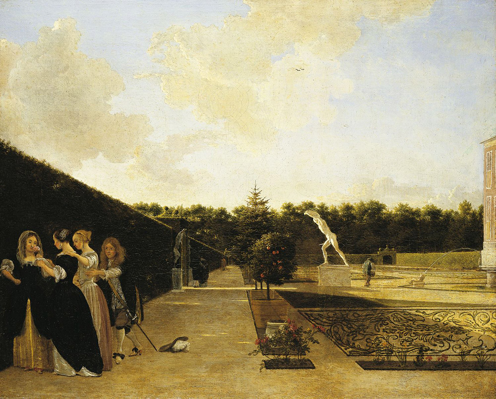 Fragment van een formele tuin, rechts een hoge heg, dan een lang tuinpad, dan een rijtje met plantenbakken met o.a. een oranjeboompje. Rechts voor een broderie-perkje, daarachter de gladiator. Recht nog net een fragment van de façade van een huis.