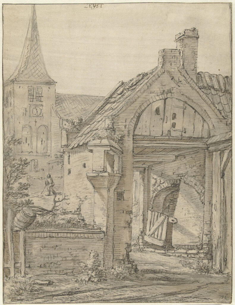 Een oud vervallen poortje met op de achtergrond een kerk.
