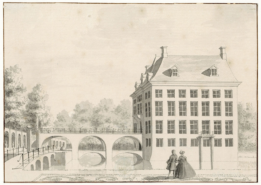 Het huis Amerongen vanuit het noorden. Een huis met vier verdiepingen dat in een gracht ligt, met naar het oosten (links) een dubbele toegangsbrug. Op het dak aan de noordgevel twee dakkapelletjes en aan de oostgevelg drie. Op de uiteinden van het dak twee schoorstenen. Het huis is zeven ramen breed en heeft aan de noordgevel op de beletage een balkon onder het vijfde raam van links. Op de voorgrond een tuin met ingetekende broderieën. Links een brug naar de kade die toegang geeft tot de onderbrug. Op de kade een trap naar de bovenbrug en links een muur met nissen met beelden erin.