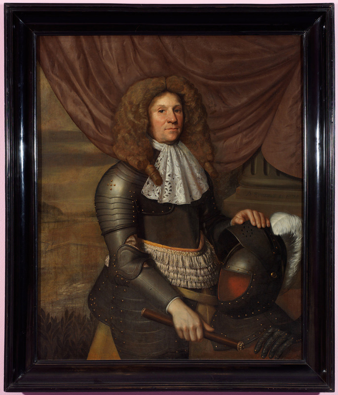 Portret van een serieuze man in een harnas. Hij draagt een grote pruik die voorbij zijn schouders uitkomt in een pijpenkruk. Hij draagt een jabot en in zijn rechter hand heeft hij een maarschalksstaf. Zijn linkerhand rust op zijn helm.