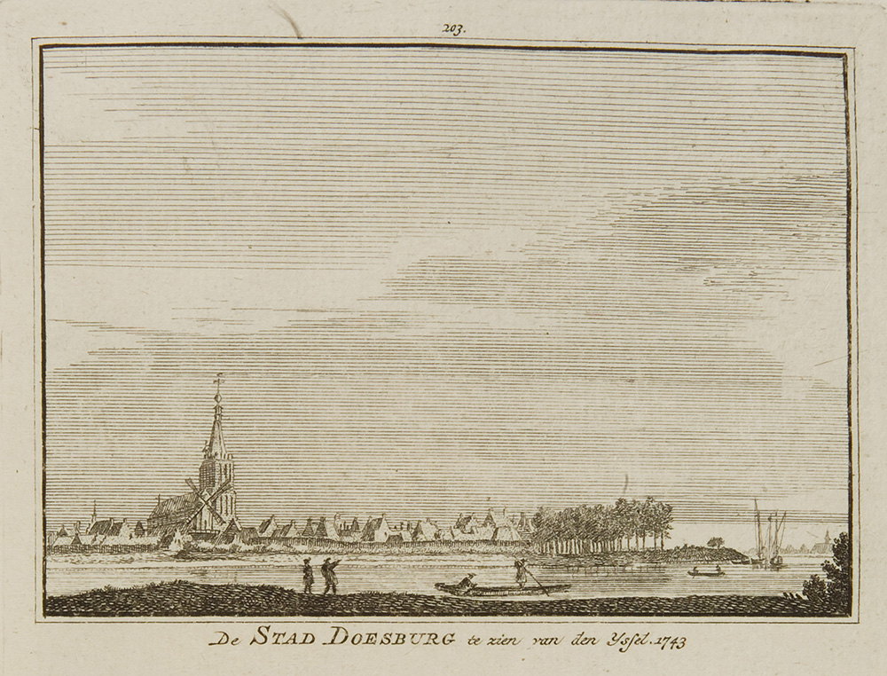 Op de voorgrond een rivier met een roeiboot en een praam, rechts was zeilbootjes. Aan de overkant een stadje achter een wal met een kerk en een molen.
