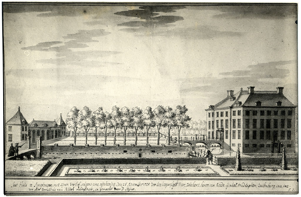 Het huis Amerongen helemaal rechts met de dubbele brug naar de voorburcht (het voorplein) met daaromheen een muur met daarop een soort kantelen. Op het voorplein staat een rij bomen. Links een brug over de gracht en aan het voorplein de stallen met aan weerszijde een paviljoen. Op de voorgrond een tuin: perkjes met een rijtje plantjes en daartussen twee in een punt geschoren taxussen.