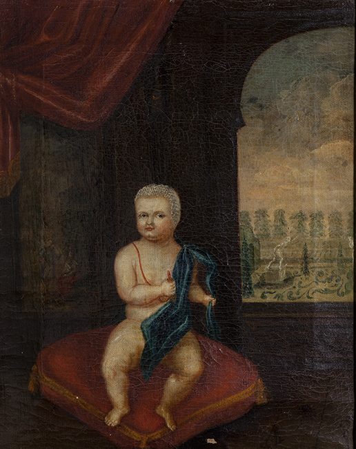 Op een rood kussen zitten een baby met een blauwe sjaal om. Naast hem een open raam waardoor een formele tuin met een standbeeld te zien is.