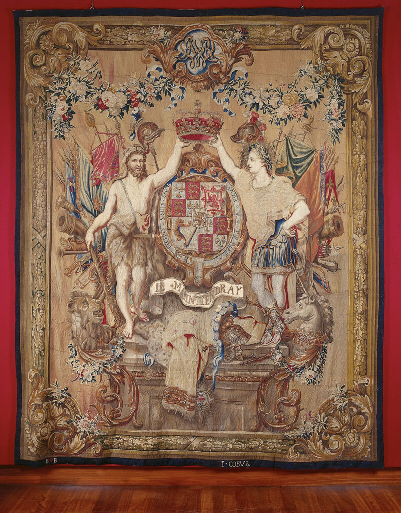 Hercules en Apollo houden een kroon boven het wapen van Engeland, Schotland en Ierland, met daaronder Je Maintiendray.