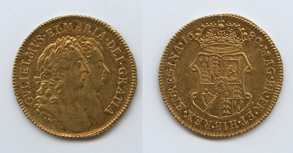 Voor- en achterkant van een gouden munt. Op de kopzijde een dubbelportret met Willem en Mary, op de achterkant het wapen van Engeland