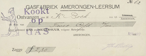 Kwitantiebriefje van de Gasfabriek Amerongen-Leersum. Ontvangen van M.K Bock te Amerongen, de som van Twee gld 30/1000 voor geleverd GAS en METERHUUR volgens meterbriefje, Amerongen, Apr. 1917. Zegge f 2,30. Er doorheen een stempel van een kok met daarnaast de tekst "Kookt op GAS"