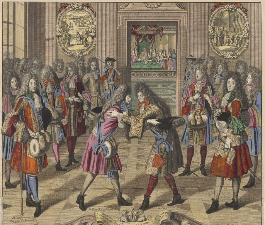 In een ruimte staan veel elegant geklede mannen met gekrulde pruiken en jassen tot op de knie. Twee mannen in het midden omarmen elkaar. Door een deur zien we in de ruimte erachter een bed met daaromheen vrouwen.