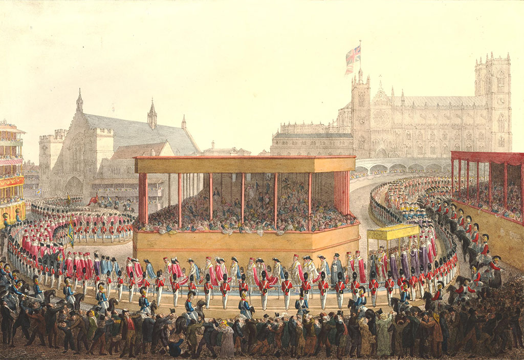 Processie van hoogwaardigheidsbekleders van de Abbey (rechts achter) naar Westminster (links achter). Midden op de afbeelding een soort tribune waar de processie omheen cirkelt. Het begin van de processie is al binnen bij Westminster, het eind van de processie is niet zichtbaar. De koning loopt rechts voor onder een baldakijn. Rondom de processie staan militairen met berenmutsen en daarachter militairen te paard. Daarachter staat het gewone volk.
