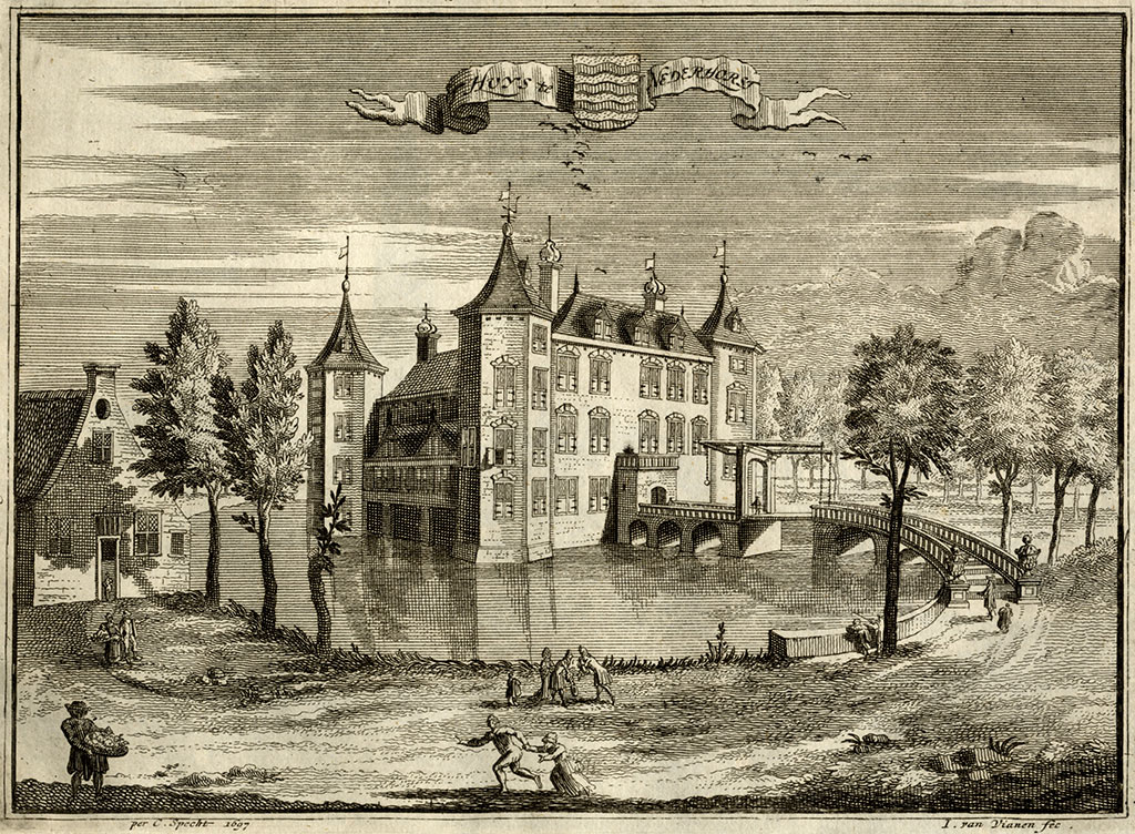 Een gravure van een klassiek kasteel met torens op de hoeken en daartussen een huis gebouwd. Via een bocht komen bezoekers op de ophaalbrug voor het kasteel. Links een boerderij en op de voorgrond en op de weg allemaal mensen.