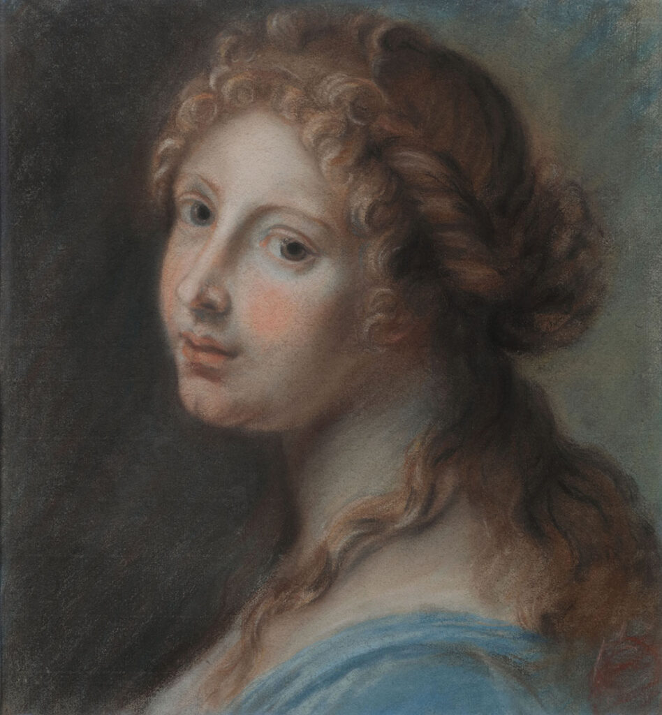 Portret van een jonge vrouw die naar links gekeerd zit en over haar schouder ons aankijkt. Ze heeft opgestoken krullend haar en een paar losse strengen vallen over haar rug en schouder.