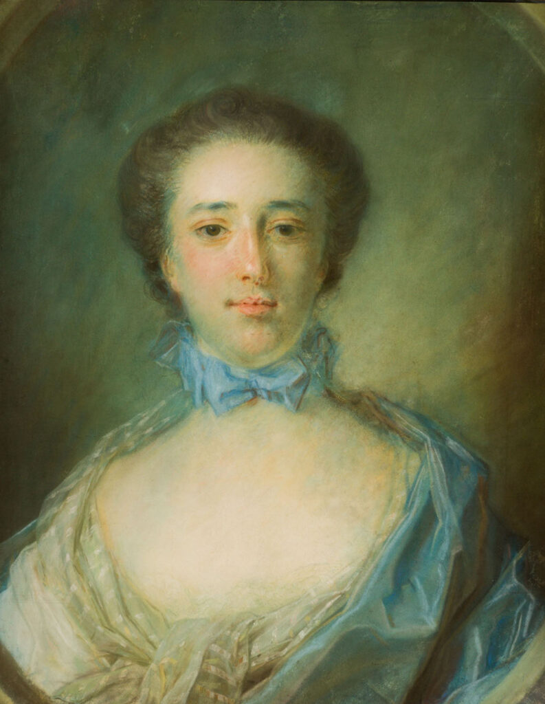Een jonge vrouw met een rechte neus en opgestoken haar kijkt recht naar de kijker. Om haar hals heeft ze een blauwe strik, ze heeft een wijd décolleté met diverse stoffen om zich heen geslagen.