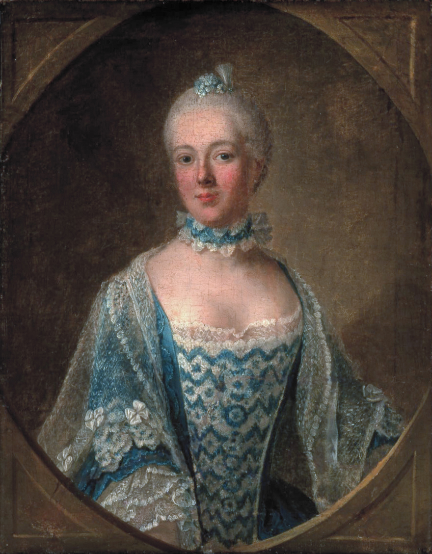 Jonge vrouw met opgestoken haar met daarin blauwe bloemetjes. Ze draagt een blauwe jurk met een breed décolleté die haar taille accentueert. Om haar hals draagt ze een blauw stuk stof met wit kant.