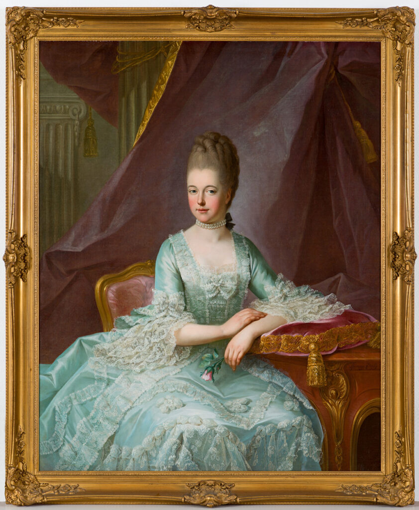 Jonge dame, zittend, kniestand naar rechts, hoofd naar links, en face, op roze beklede Louis XV stoel aan Louis XV tafel waarop een rood fluwelen kussen met gouden kwasten, waar zij haar linkerarm op rust. In een gedecolleteerde turquoise-kleurige japon, geheel met kantstroken gegarneerd en grote kanten mouwvolants. Nauw om de hals sluitend dubbel parelcollier met strikje in de nek. Hoog poederkapsel. In de linkerhand een roosje, de rechterhand op de linkerarm gerust. Pilasters en lila gedrapeerd gordijn in de achtergrond.