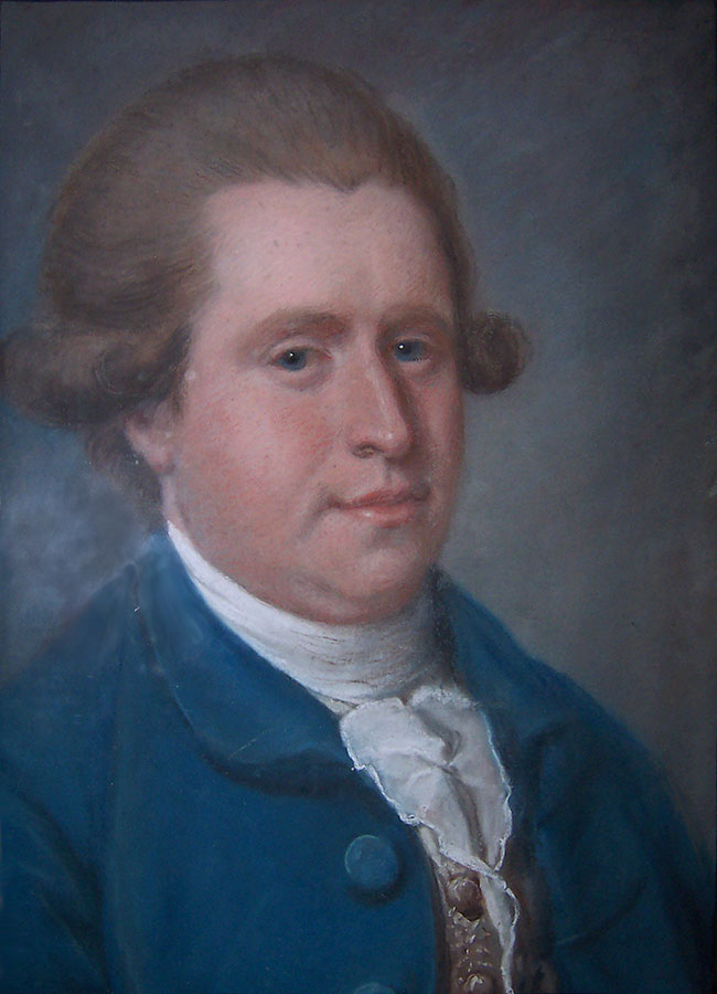 Een jonge man met een vol gezicht en aan beide zijden van zijn hoofd een krul. Hij draagt een blauwe jas en een witte cravatte om zijn nek.