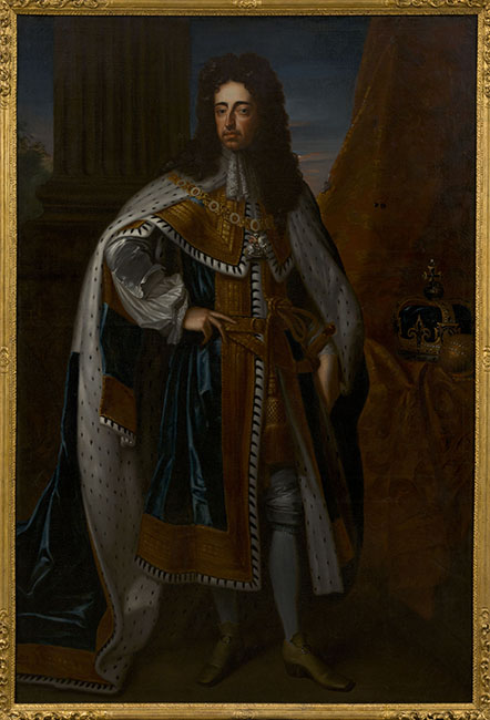 Man ten voeten uit naar rechts gedraaid met lang donker haar. Hij draagt de Engelse kroningsmantel met hermelijnen voering over zijn schouder. Hij draagt een blauwe mantel met bruine band tot zijn kuiten, witte kousen en schoenen met gespen met juwelen. Hij draagt een riem met een zwaard, een kanten sjaaltje en de keten van de orde van de kousenband met Joris en de draak. Recht op de table de kroon en de rijksappel. De regalia liggen op een oranje gordijn. Links achter een pilaar met daarachter een uitzicht op bomen en een zonsondergang.