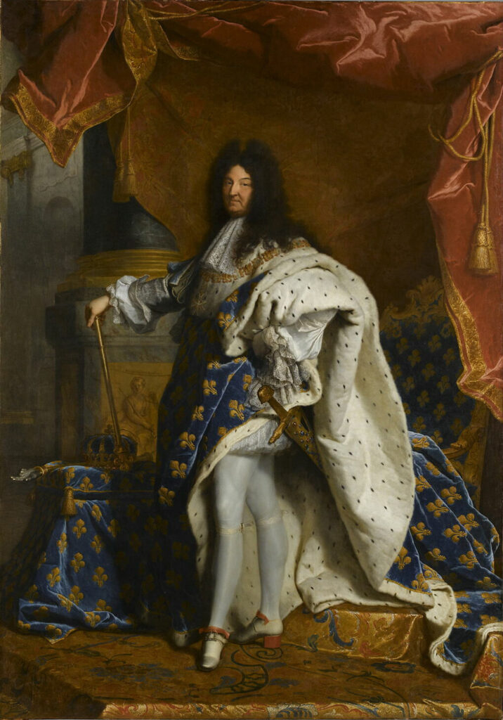 Statieportret van een oudere Lodewijk XIV. Onder een imposante zwarte krullenpruik een oud gezicht. Lodewijk draaagt een grote blauwe mantel met gouden fleurs de lis. De mantel valt open zodat je de hermelijnen voering ziet en zijn elegante benen die in strakke witte kousen zitten. Zijn linker hand heeft hij vlak boven zijn zwaard in zijn zij, zijn rechter hand leunt op een stok.