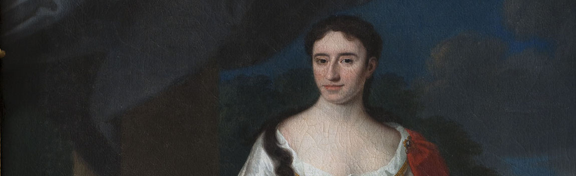 Een jonge vrouw met donker haar en een breed uitgesneden jurk