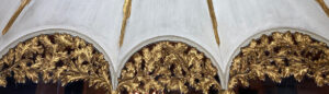 Witte boogjes met daarin gouden versierseltjes