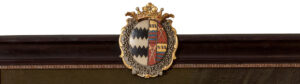 Bovenkant van schilderijlijst met wapenschildje