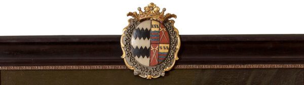 Bovenkant van schilderijlijst met wapenschildje
