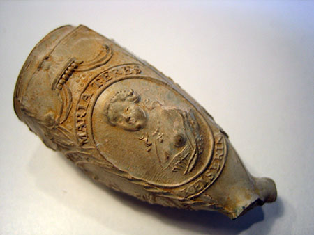 Pijpenkopje met een medaillon met daarin de buste van een vrouw. Boven staat Maria Teres en onder Keiserin