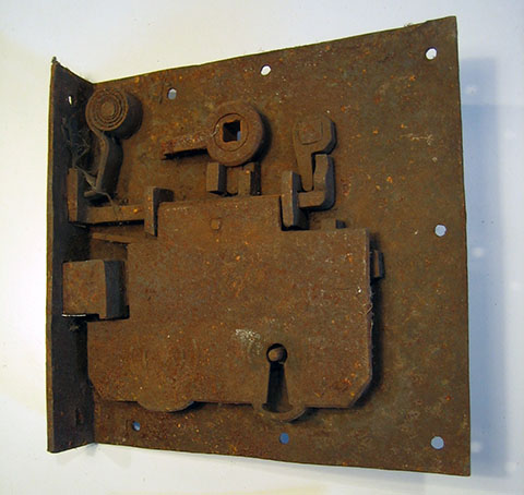 Een totaal verroeste binnenkant van een slot met sleutelgat en veren en schuifmechanismen