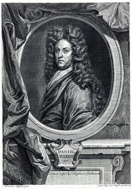Portret van een man met een krullenpruik, Hij is weergegeven in een cartouche op een console. Links hangt een gordijn voor een deel van de lijst.