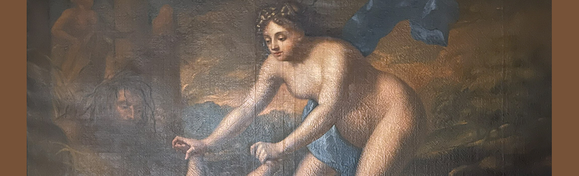 Een naakte vrouw met een wapperende blauwe doek heeft de voeten van een kind vast