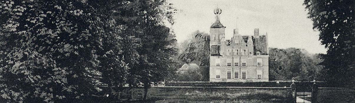Zwartwit foto van Kasteel in het bos.