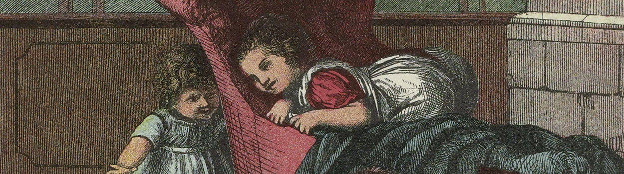 Twee kinderen zitten verstopt aan weerszijde van de leuning van een stoel.