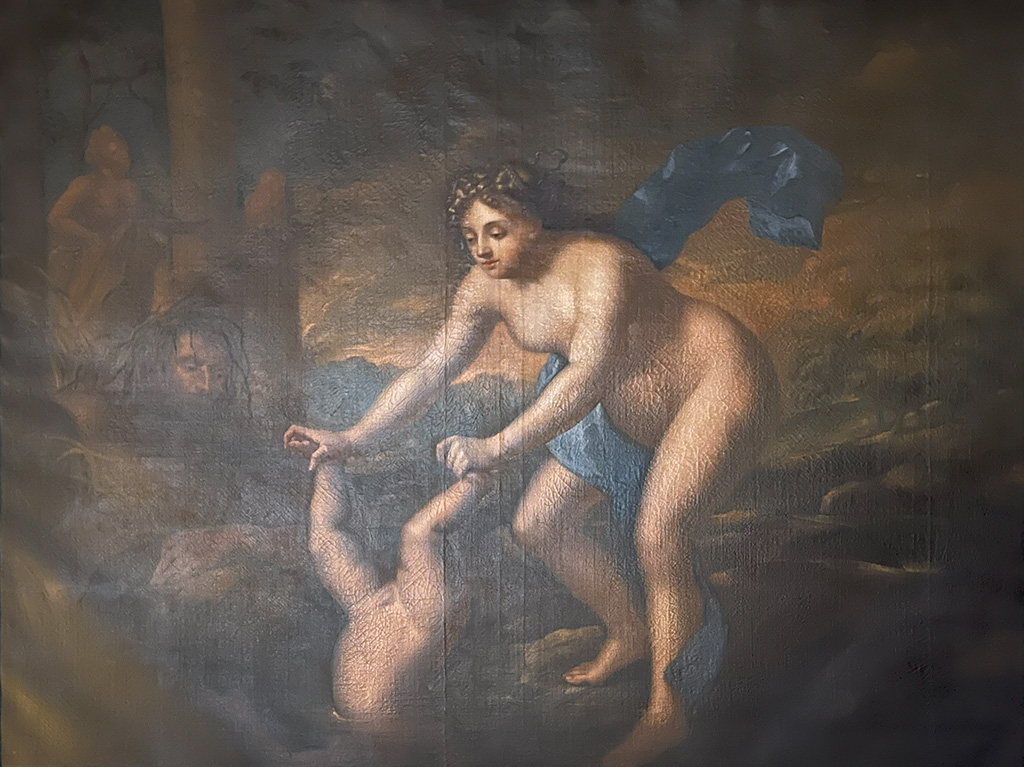 Een naakte vrouw met een wapperende blauwe doek om haar rechter been houdt een kind ondersteboven aan zijn voeten in het water. Zijn hoofd en schouders zijn al niet meer zichtbaar. Links kijkt een man met langig haar toe. 