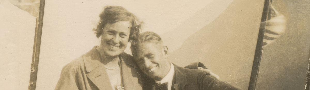Een verliefd stel: man is naar schouder van de vrouw gebogen.