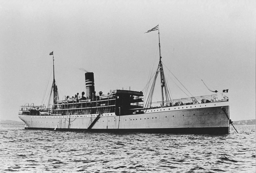 Zwartwitfoto van een stoomschip. 