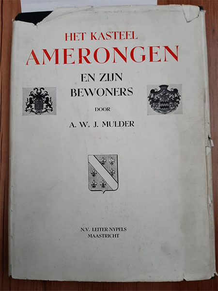 Boek met wit papieren omslag met in Rode letters 'Het kasteel Amerongen door A.W.J. Mulder', daaronder in zwart 'en zijn bewoners'. Links daarvan het wapen van de familie van Reede en rechts het wapen van de familie Bentinck. Eronder het wapen van de heerlijkheid Amerongen en de naam van de uitgever.