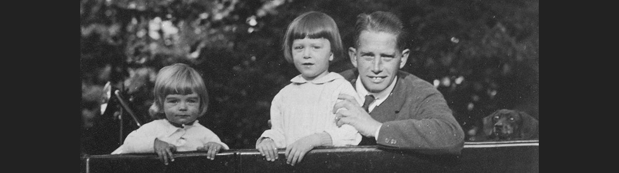 Jaren 20 zwartwitfoto van een vader met twee jonge jongens