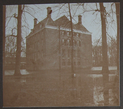 Het kasteel van een afstand je volledig in het water.