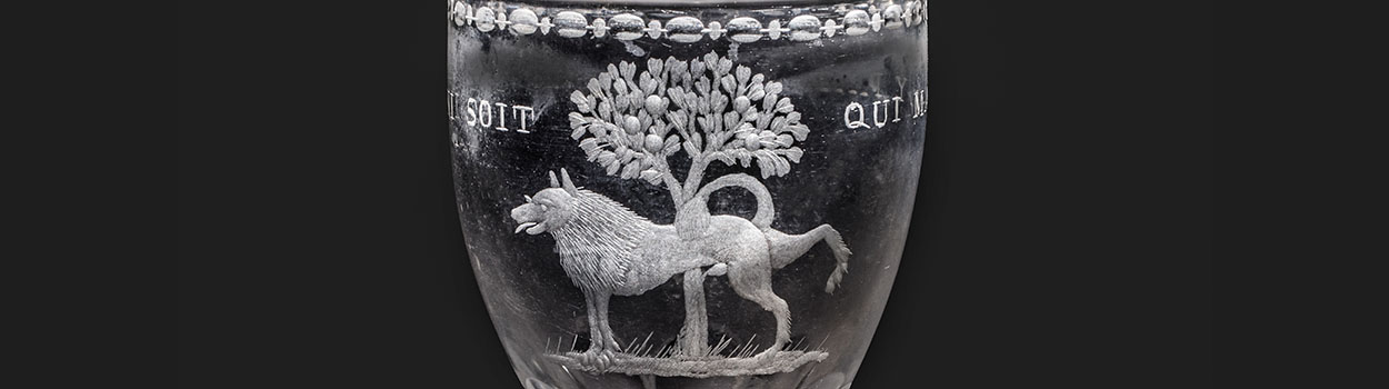 glas met gravure van hond die tegen boom plast