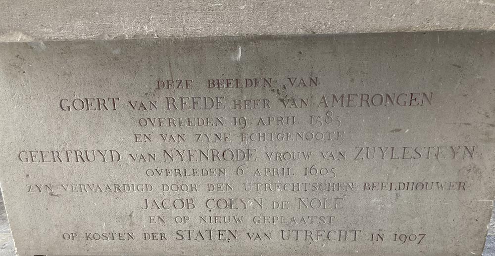 Tekst op het basement van het grafmonument